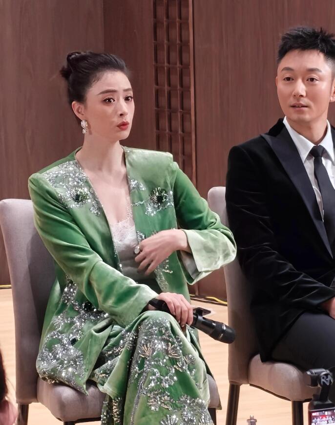 孙俪蔡少芬蒋欣现身甄嬛传晚会，蒋欣中式绿色礼服雍容华贵美翻天

《甄嬛传》剧组在