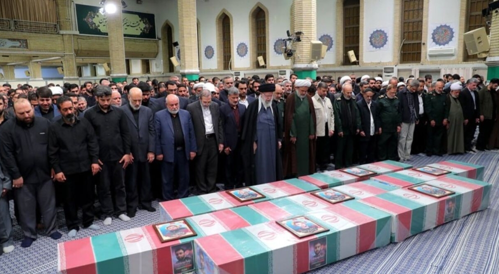 伊朗最高领袖亲自为被以色列炸死的军官默哀，表情十分痛苦凝重，4月4日，伊朗最高领