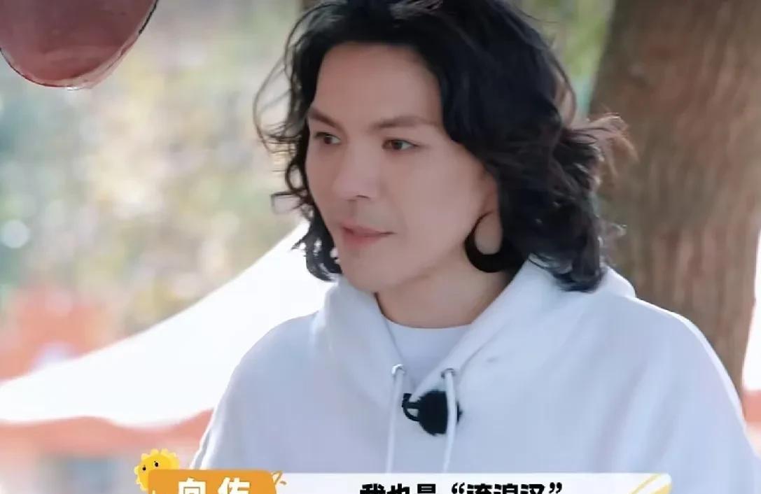 向佐：“我是一个流浪汉！”杨迪：“你是流浪汉？”向佐：“我每年都会抽1个月到3个
