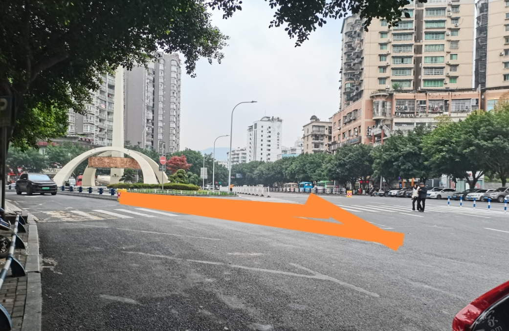 鑫巍花园门口公路变化