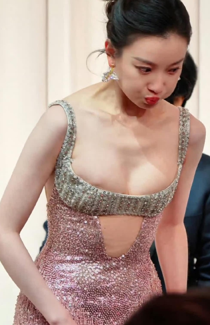 事实证明，倪妮平时在电视剧里的造型还是太保守了，身材堪称完美啊！