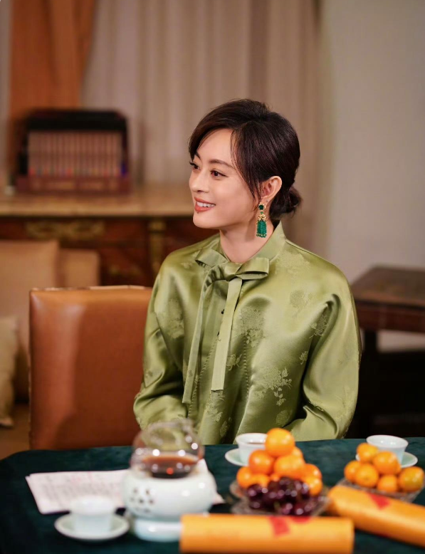 孙俪还挺适合这种绿色的新中式提花衫，配上玉器很显气质，低调内敛又不失优雅。