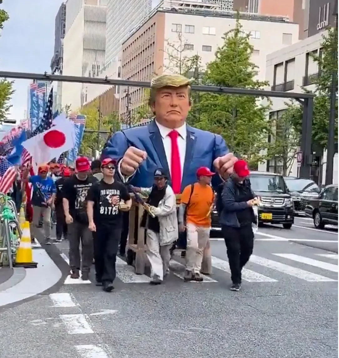 在日本东京发生的一幕，抬着懂王的头像进行游行，这算是另类的支持吗？不过有一说一老