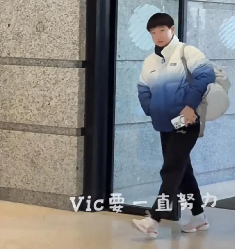 莎莎比赛结束，回到酒店了！
进来的时候，大厅的粉丝一直在和莎莎说，新年快乐，莎莎