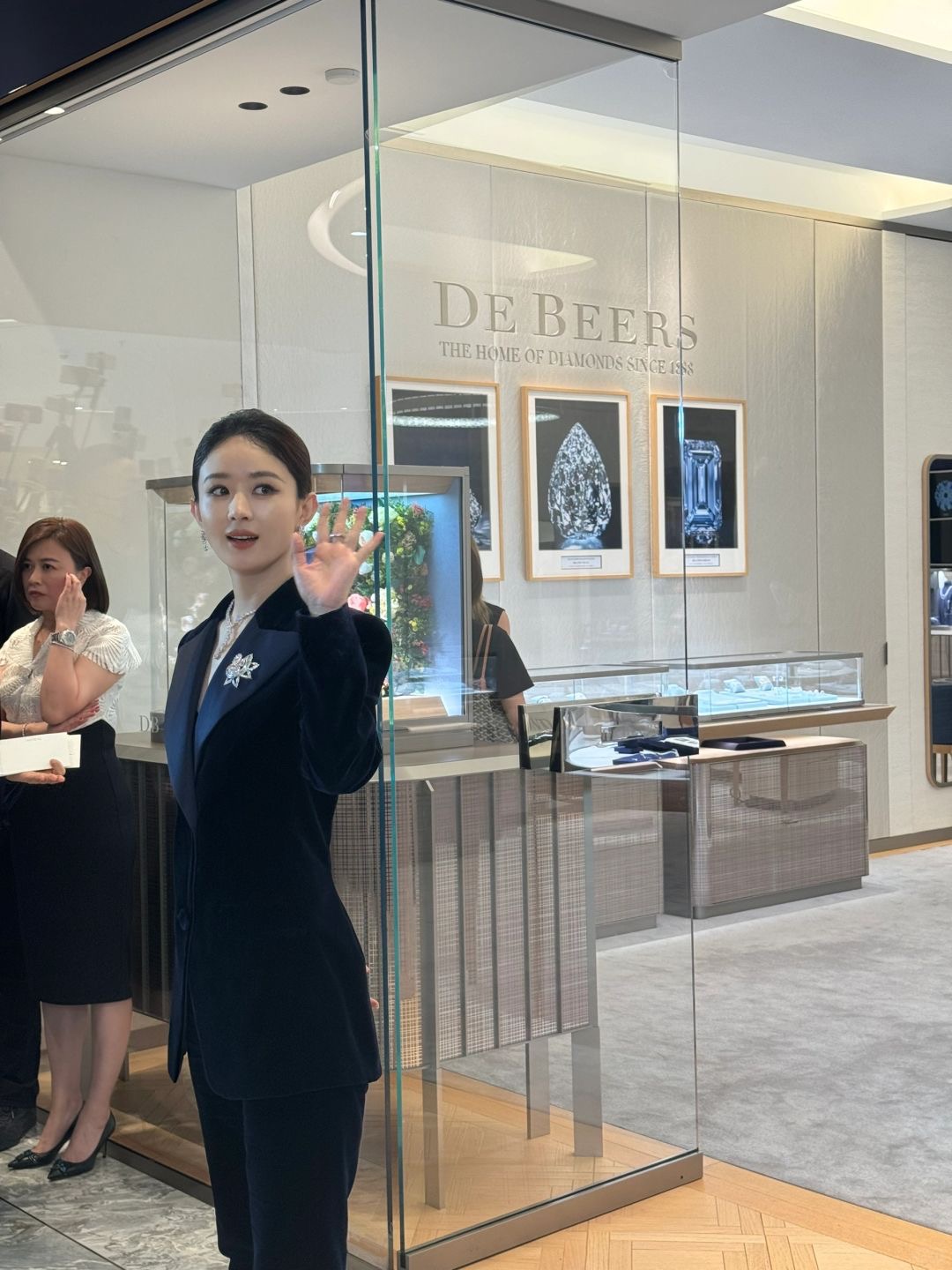 天呐，这居然是生图，感觉冯绍峰真的需要去看眼睛了
她本人真的超漂亮啊！近距离感受