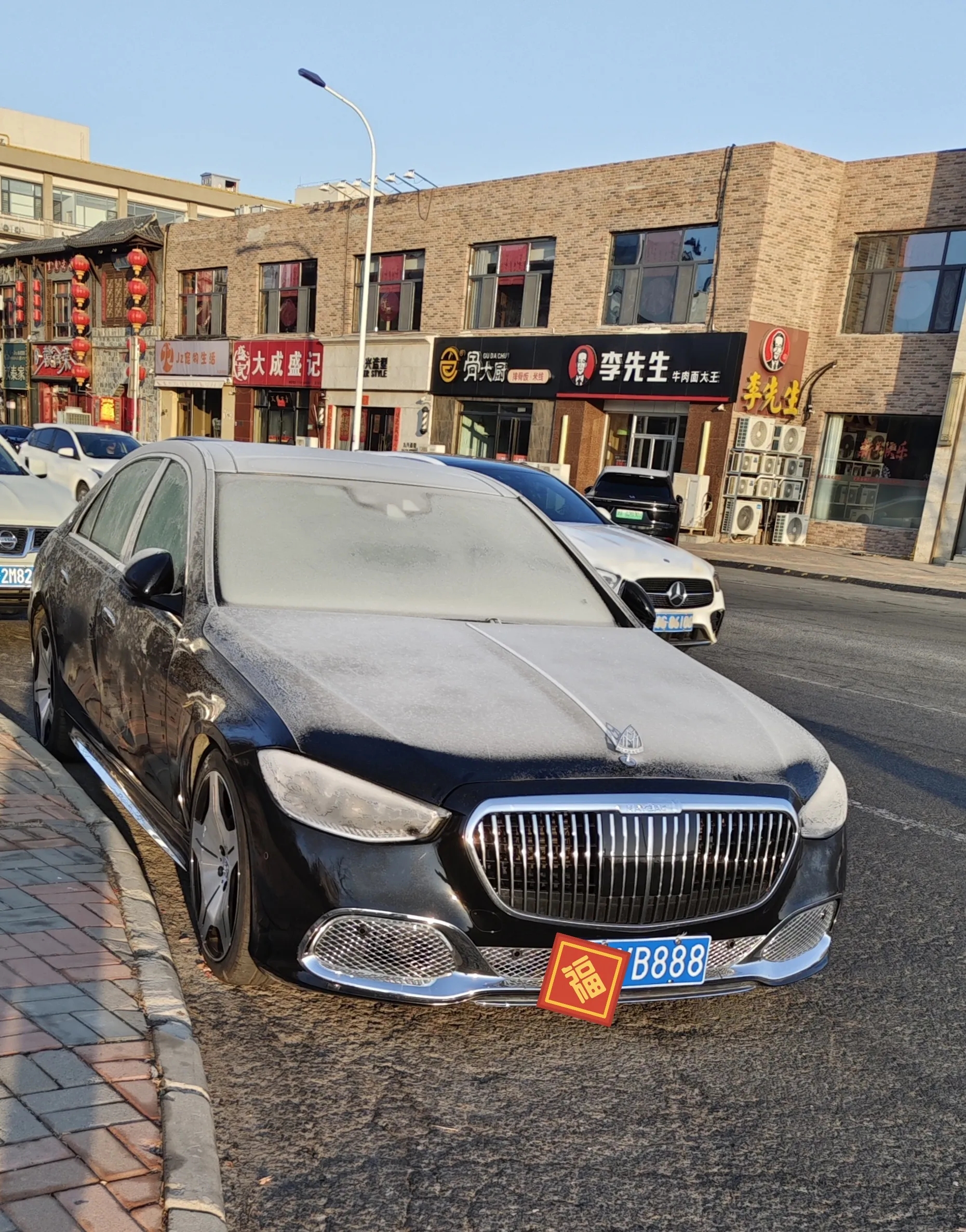这辆大奔，停在这至少三天了，不知道是在等待什么，还是车主把它忘记了。
