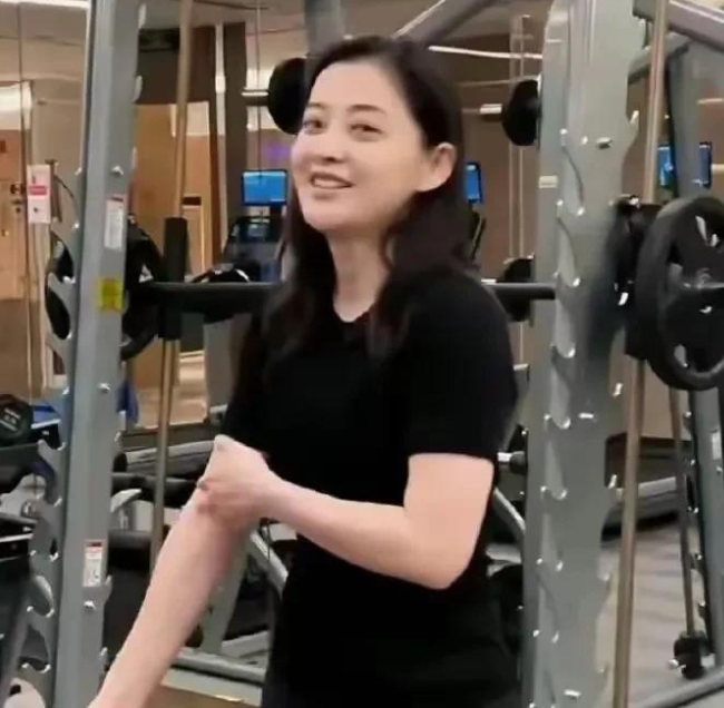 梅婷作为实力派演员，多年来塑造众多经典角色。近期曝光的健身照令人眼前一亮，她身着