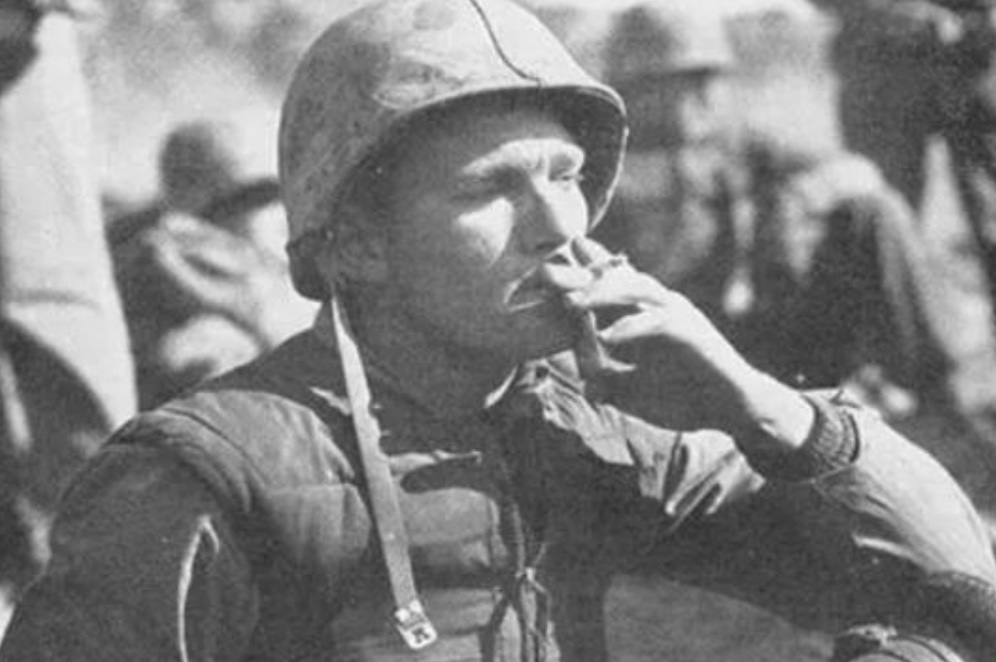 1952年，朝鲜五圣山上，一名美军大白天光着身体朝我军阵地撒尿，新兵陈凤楼违反纪