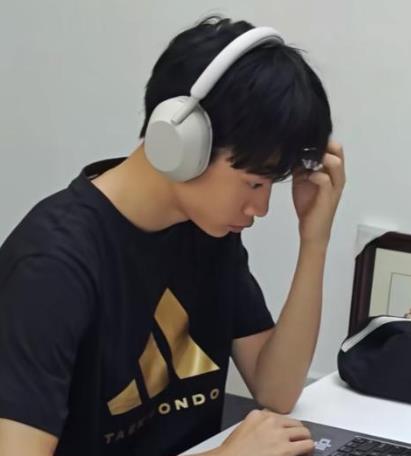 杨威作为体操奥运冠军，退役后携家人活跃于公众视野。儿子杨阳洋因参加亲子综艺被熟知
