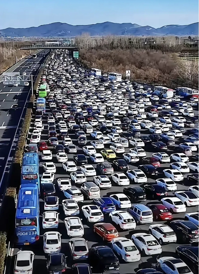 电动车是拖鞋，只能在家里穿。
油车是旅游鞋，可以出远门。
你要问我电动车和油车有