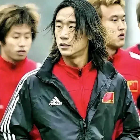 中国足坛形象最酷的9位长发球员：

图一：李提香，最具艺术家风范
图二：张玉宁，