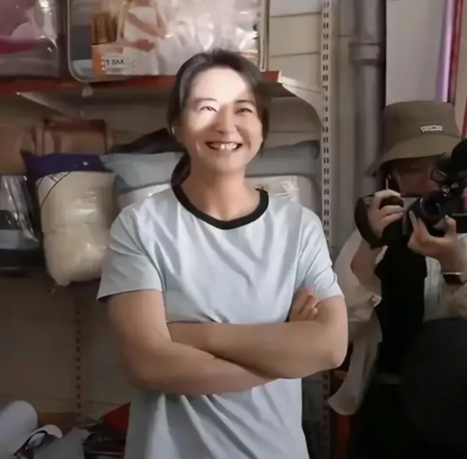 《热辣滚烫》有一个地方怎么也想不通？
杜乐颖身为烧烤店服务员，月收入仅有2500