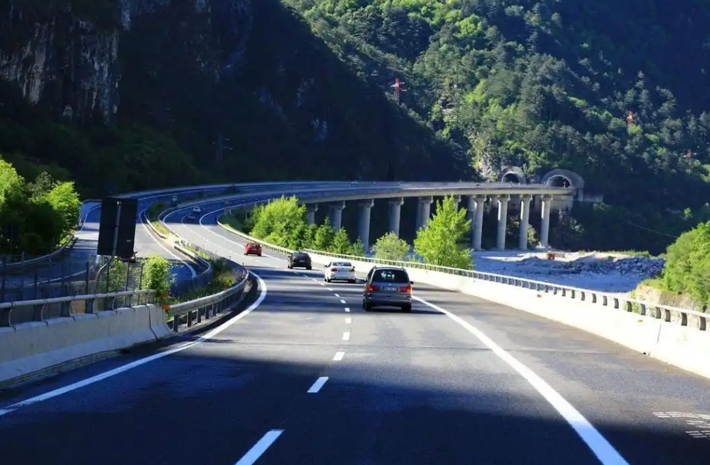 
老司机跑高速的话，能夜间跑就不要白天跑，好处实在太多了。
1.新手司机肯定不敢
