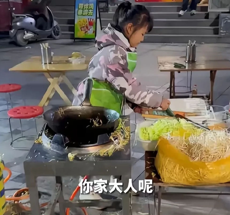 12月1日，河南的一个9岁小女孩梦琳，成为了众人眼中的小英雄。她不仅勤奋学习，更