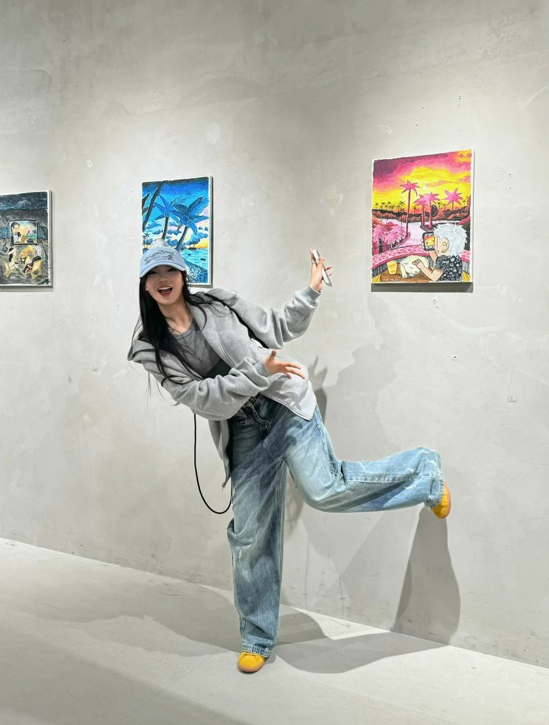 幸福具像化🦋
这周和朋友去看了newmasus的画展，展厅不大，晚上八点多去的