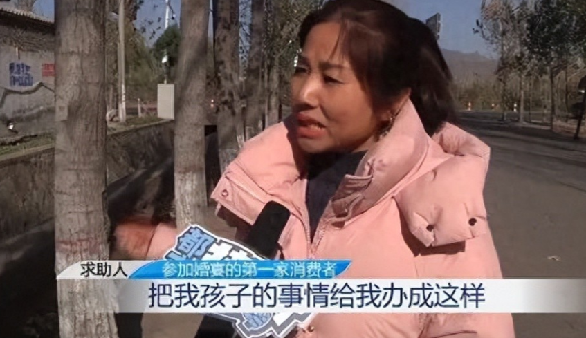 11月26日一对新郎和新娘正在舞台上，进行着婚礼的仪式，突然“”啪”的一声，停电