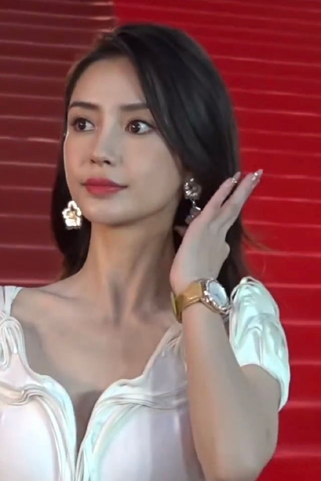 惊！她居然去中国香港金像奖颁奖礼，当颁奖嘉宾了。