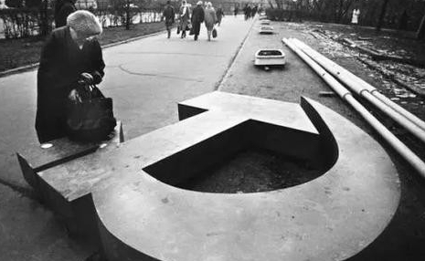 苏联为什么解体了，网上的理由说了一大堆，其实真正的原因只有一个既得利益者已经把国