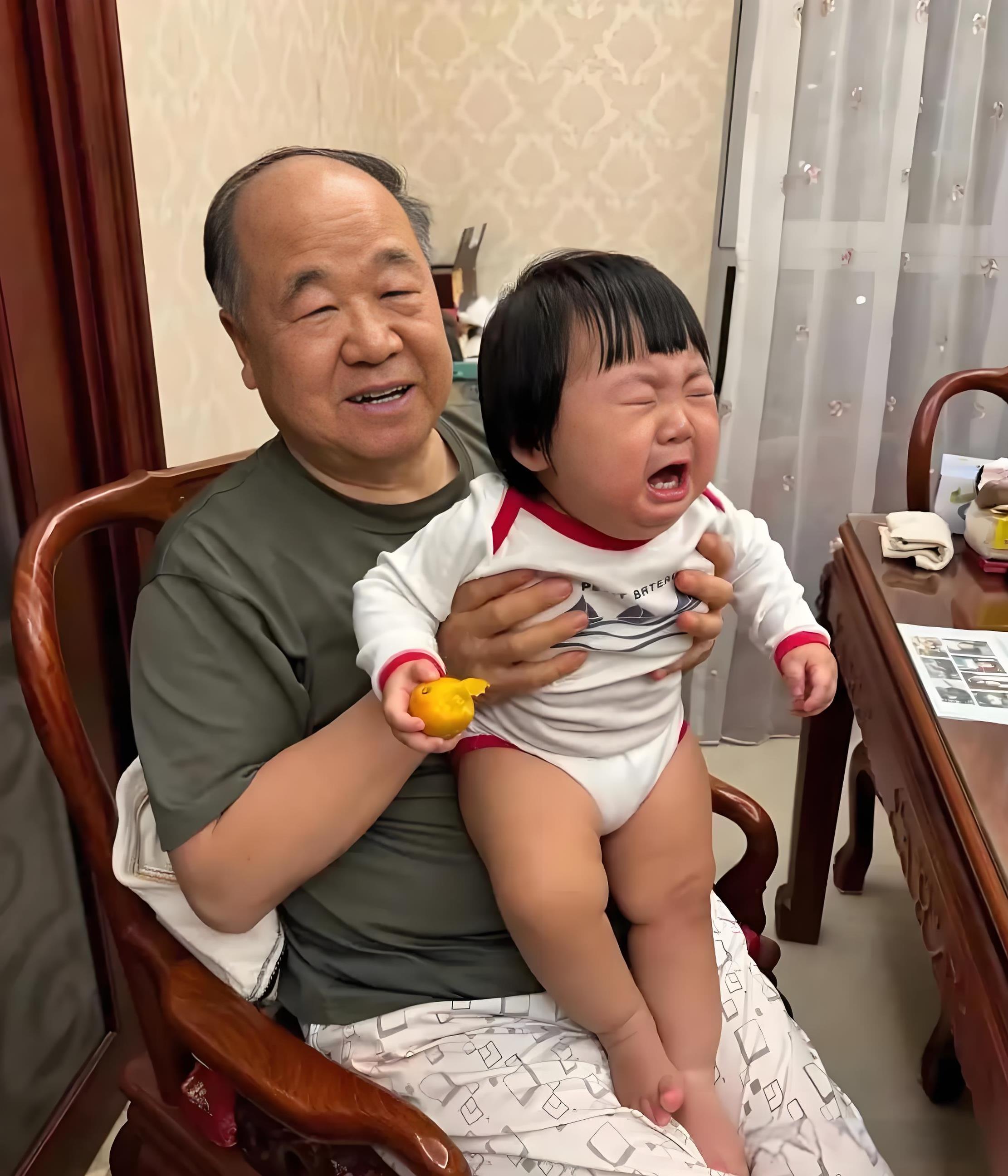 诺贝尔获奖者，也躲不过带孩子，莫言这哄孩子享受天伦之乐。小朋友太可爱了。
