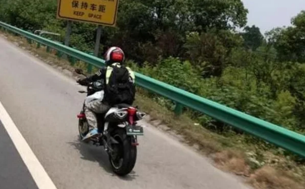 “谁死谁有理！”福建福州，一老人骑摩托车强行闯卡进入高速公路。没想到，仅仅过了1