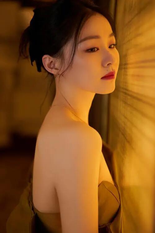 金靖晒孕照，幸福满溢生命之光