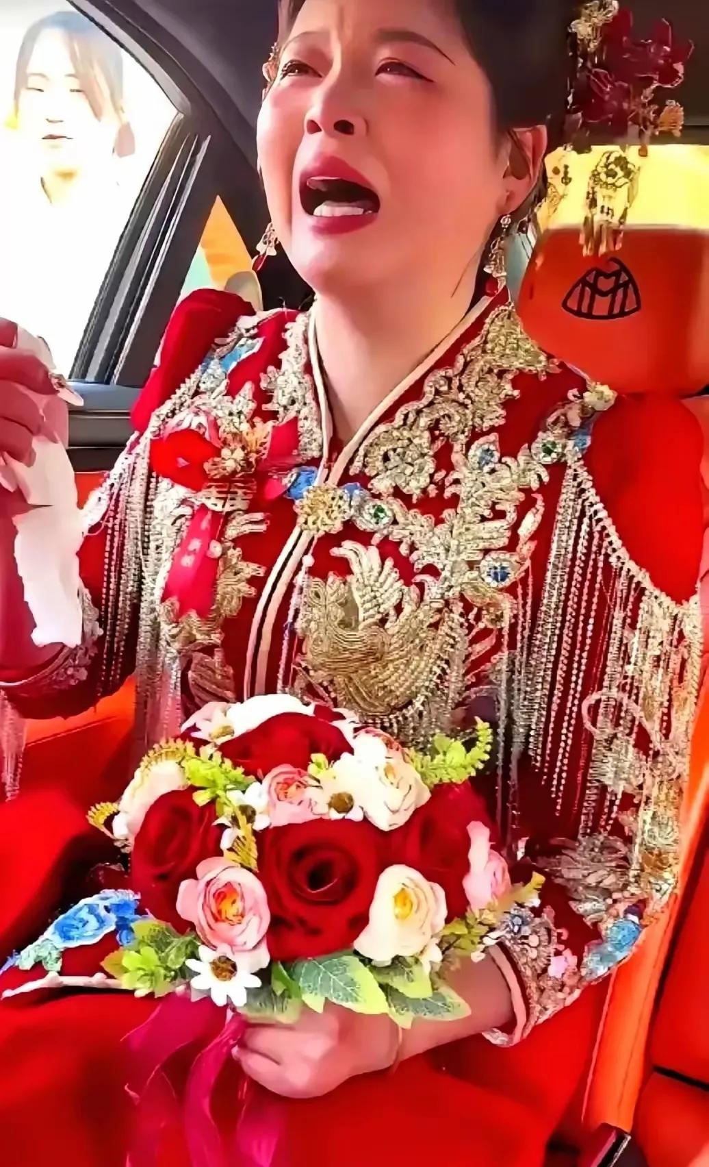 江苏那场婚礼，新娘子哭得稀里哗啦！二十辆大奔开道又怎样？穿上嫁衣那一刻，她心里堵