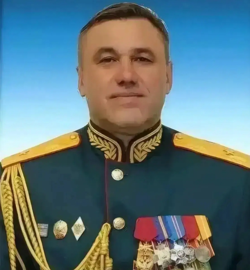 俄罗斯中将命丧库尔斯克。
 
这下好了，中将大人坐在司令部里头，没想到“敌人”不