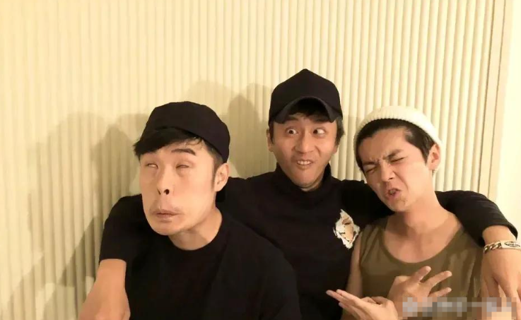 嘿，你知道吗？鹿晗出事后可把陈赫、邓超给难住啦！陈赫因为自己也有黑料，本想换头像