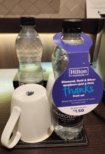 我和老公找了个酒店住下，看环境还是很不错的，服务员态度也挺热情的。

就没注意那