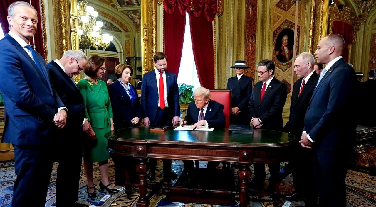 据美国福克斯新闻报道，特朗普就职典礼后几分钟后，允许墨西哥人和其他移民预约进入美
