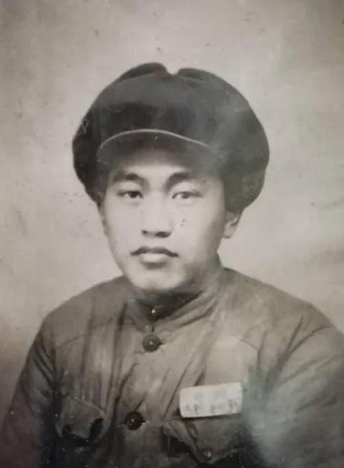 1953年，美军王牌狙击手“幽灵”呯的一枪，射向对面阵地的战士，战士身子一斜，伸