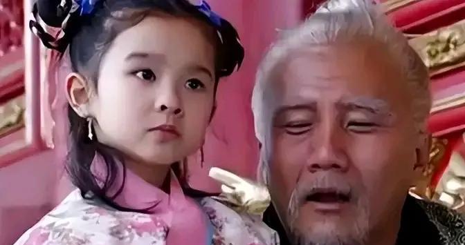 1398年，70岁的朱元璋重病缠身，狂躁多疑，任何人不敢靠近！小公主跑过去抓住他