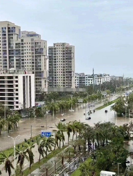 台风“摩羯”过境后，海口网红餐厅被摩羯撕碎了，这台风太可怕了，这座城市被“毁 容