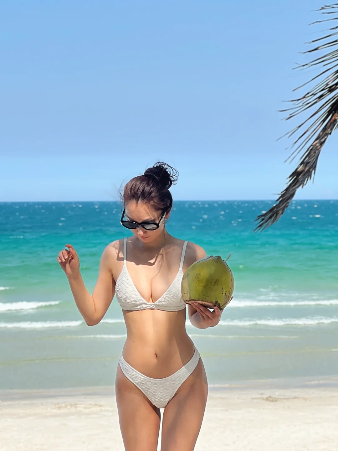 度假🌴
审核员你好 正常穿搭无不良引导❗️

椰子作为优质碳水
每天都要喝一个