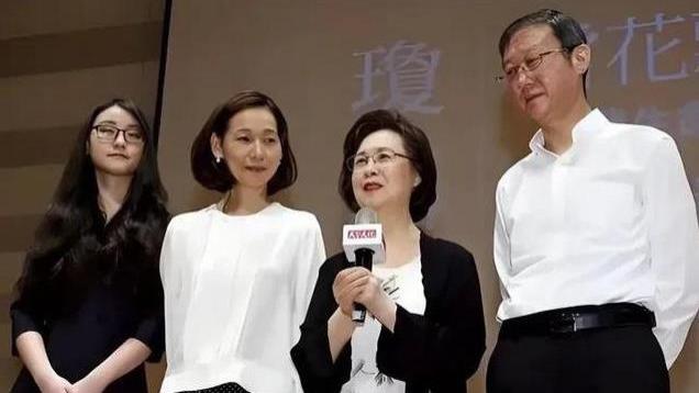 琼瑶临终前向前夫庆筠忏悔：错怪你了！《窗外》写初恋，听后破防