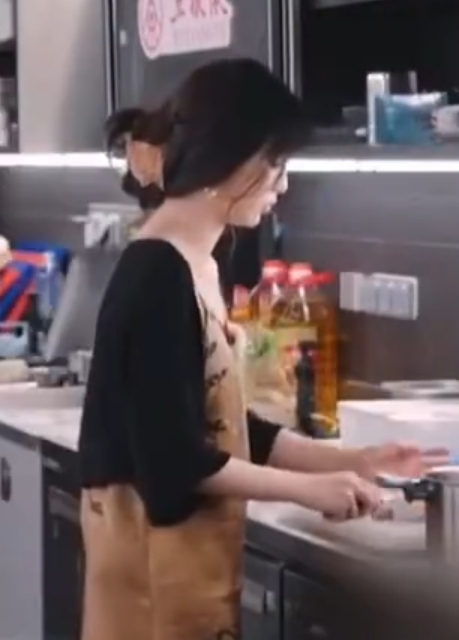 虞书欣一个人做饭五个人听安排