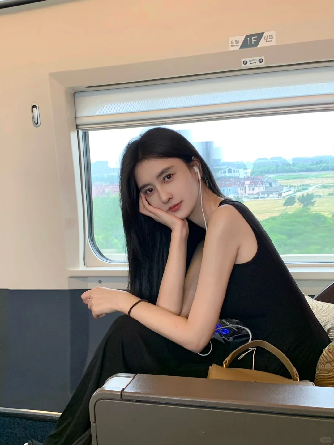 长相好舒服的姐姐~
当我放弃幼态审美后，
越来越喜欢简单松弛的自己了~
日常淡妆