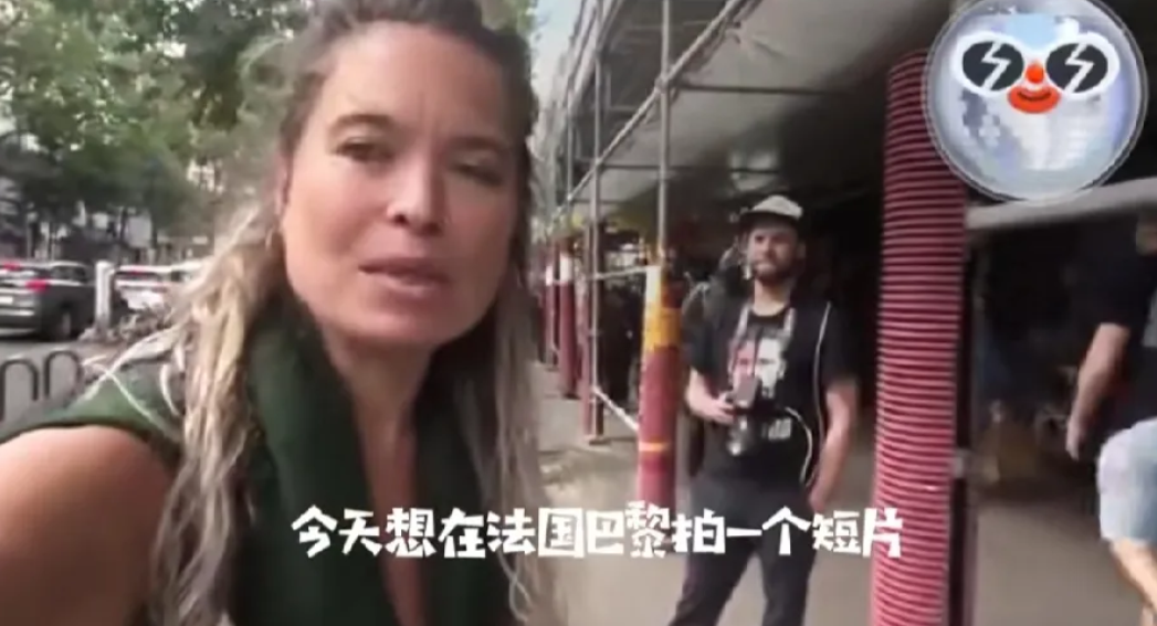 一美国博主到法国旅游，想拍个视频发到推特上，结果满大街都是黑人。

美国博主很沮