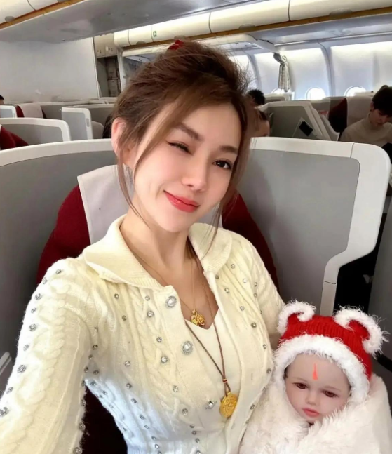 郭美美和同性伴侣带着布娃娃环游世界，生活奢华不工作

郭美美和她的同性伴侣带着布