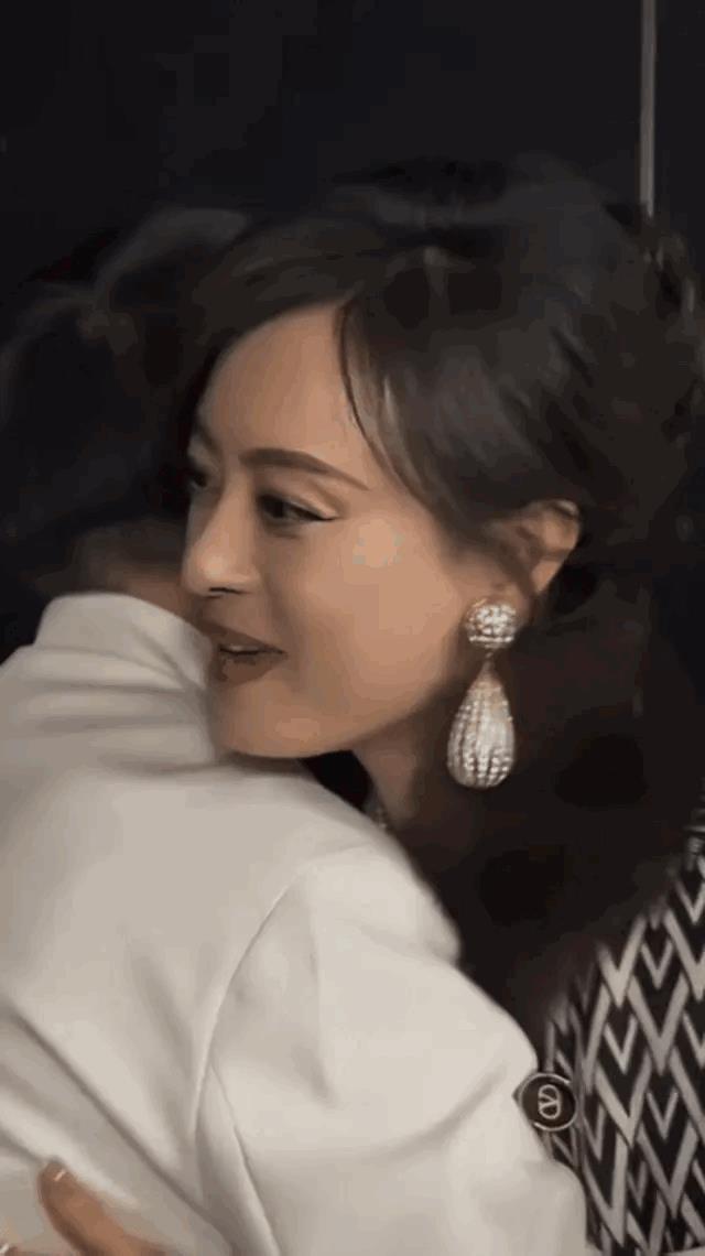 这才是，“甄嬛传晚会”最尴尬的一幕
表演结束后，大家坐在后台聊天，孙俪姗姗来迟，