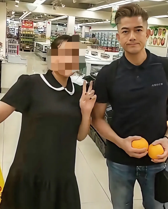 郭富城太不容易了，
在超市买东西，
遇到粉丝要求合影，
其实内心是抗拒的，
谁也