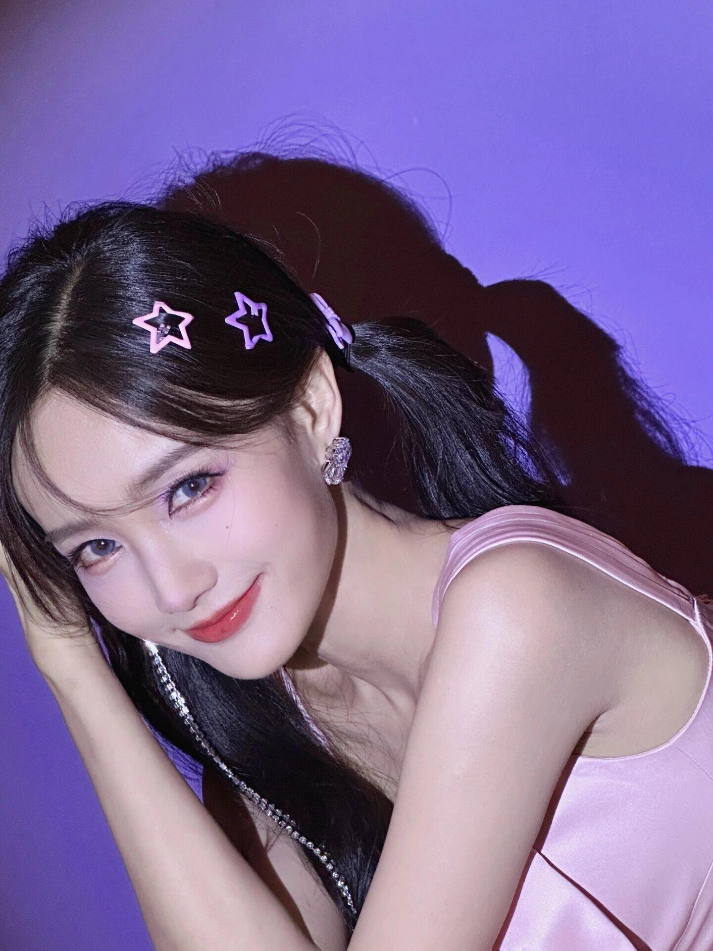 李一桐粉色多巴胺穿搭美炸了