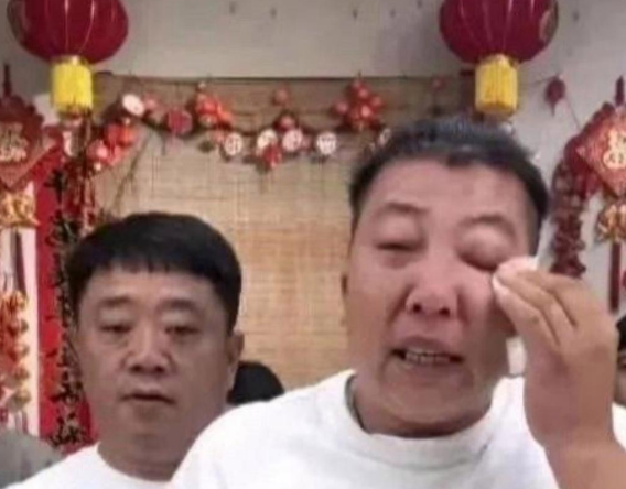 家人们，你们看东北雨姐和小杨哥那哭法，真是天差地别！雨姐哭得那叫一个痛快，眼泪稀