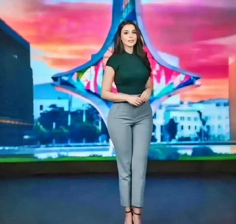 叙利亚国家电视台新的女主播。
这个可是真西化呀。
瞧瞧这着装。
当然，还有这身材