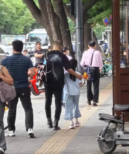汪峰在音乐道路上成就颇高，感情生活也一直受关注。恋爱后的他不忘对女儿关怀备至。近