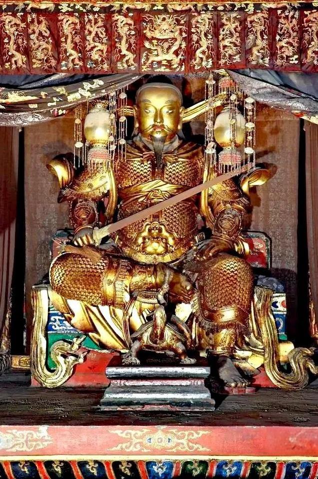 在武当山金顶真武大帝神像形象，真武大帝形象非常威武，其身长百尺，披散着头发，金锁