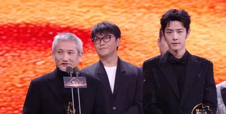 果然是早就提前得知获奖名单的！
肖战这一幕真真实实揭露了，王源在上面唱歌，导播镜