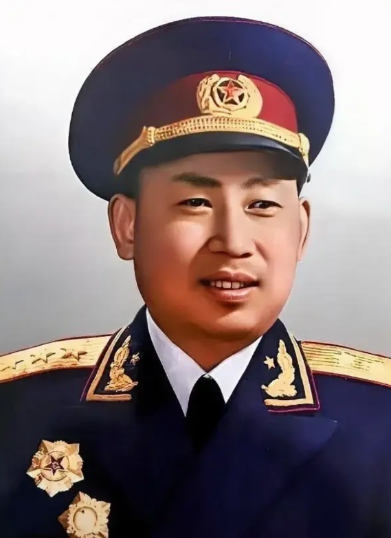 林帅离世之后有六位将军被免职
第一位:梁兴初，
当时担任成都军区司令员一职
第二