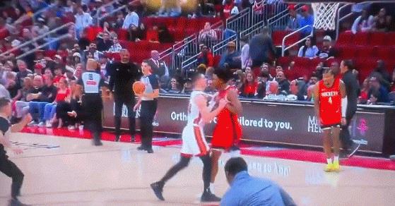 希罗被单方面碾压！
热火与火箭的比赛，火箭的阿门汤普森与热火队希罗，发生冲突，包