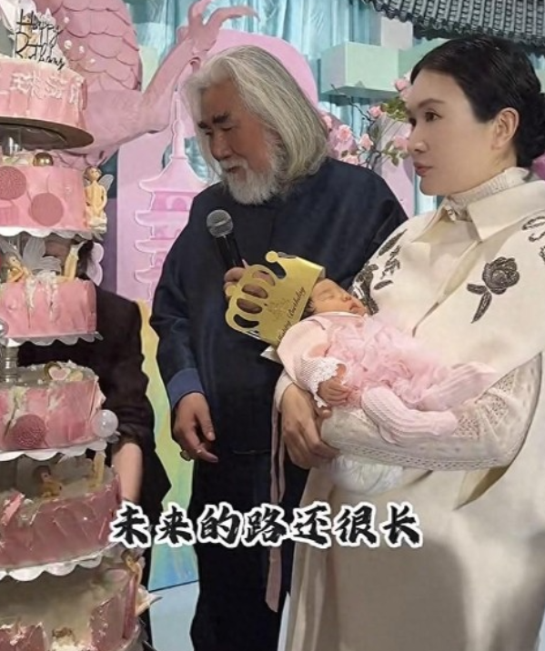 张纪中为小女儿举办满月宴，妻子杜星霖一身斗篷造型亮相，造型抢眼成为全场焦点，更令